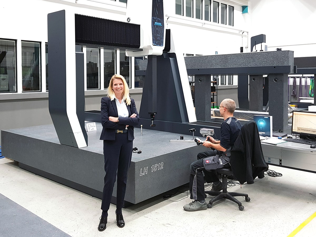 WENZEL Maschine am Arbeitsplatz mit Frau Dr. Wenzel